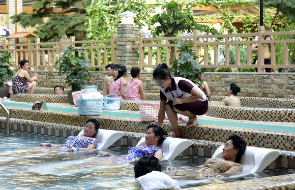 북한 대외선전매체 ‘내나라’는 3일 주민들 사이에서 온천에 대한 관심이 높아지고 있다고 보도했다. 사진은 매체가 공개한 온천을 즐기는 북한 주민들. 다만 북한도 신종 코로나바이러스 감염증   (코로나19)에 대응하고 있는 상황인 가운데 매체는 사진 촬영 날짜는 언급하지 않았다. 2020.5.3  내나라 홈페이지 캡처