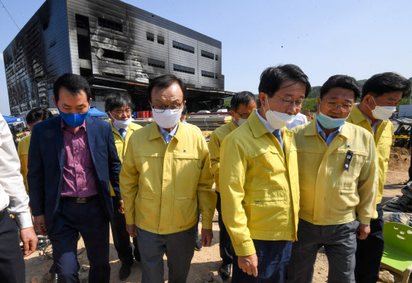 38명의 사망자가 발생한 경기도 이천시의 한 물류창고 공사장 화재 현장에서 4일 오후 더불어민주당 이해찬 대표가 현장을 살펴보고 있다. 2020.5.4  연합뉴스