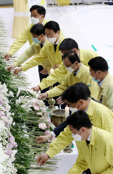 더불어민주당 이해찬 대표가 4일 오후 경기도 이천시 서희청소년문화센터에 마련된 이천 물류창고 공사장 화재 합동분향소에서 헌화하고 있다. 2020.5.4  연합뉴스