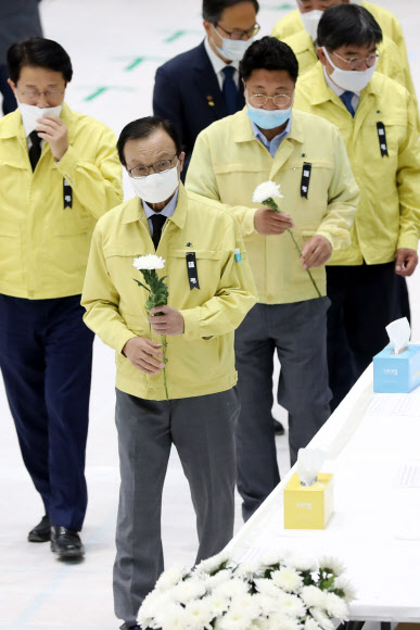 더불어민주당 이해찬 대표가 4일 오후 경기도 이천시 서희청소년문화센터에 마련된 이천 물류창고 공사장 화재 합동분향소에서 헌화하고 있다. 2020.5.4  연합뉴스