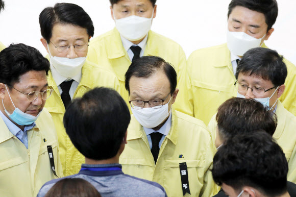 더불어민주당 이해찬 대표가 4일 오후 경기도 이천시 서희청소년문화센터에 마련된 이천 물류창고 공사장 화재 합동분향소에서 헌화를 마친 후 유가족과 대화를 나누고 있다. 2020.5.4  연합뉴스