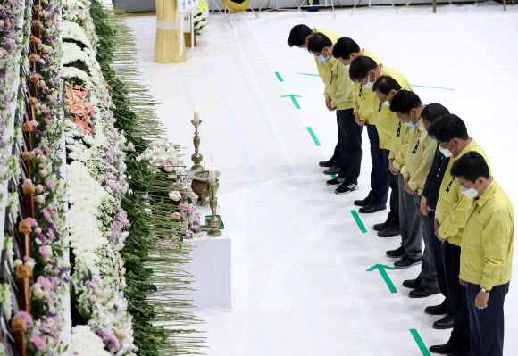 더불어민주당 이해찬 대표가 4일 오후 경기도 이천시 서희청소년문화센터에 마련된 이천 물류창고 공사장 화재 합동분향소에서 묵념하고 있다. 2020.5.4  연합뉴스