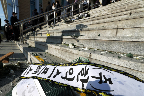 바닥에 떨어진 한익스프레스 대표 조화