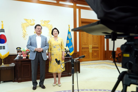 어린이날 영상메시지 촬영하는 문 대통령 내외