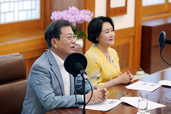 어린이날 영상메시지 촬영하는 문 대통령 내외