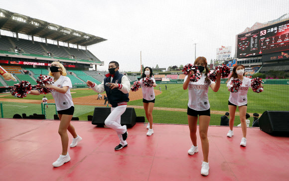 ‘관중은 없지만 응원은 계속’
