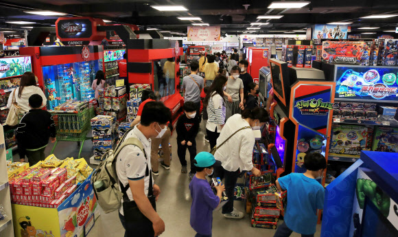 ‘우리 아이들 선물 보러왔어요’