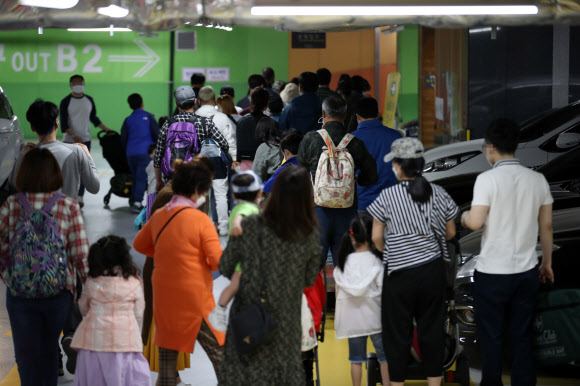 생활 속 거리두기 전환 하루 앞둔 풍경