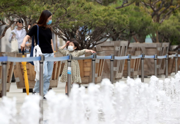 코로나19로 막힌 광화문 광장 분수