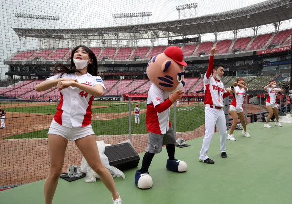 응원전 펼치는 치어리더