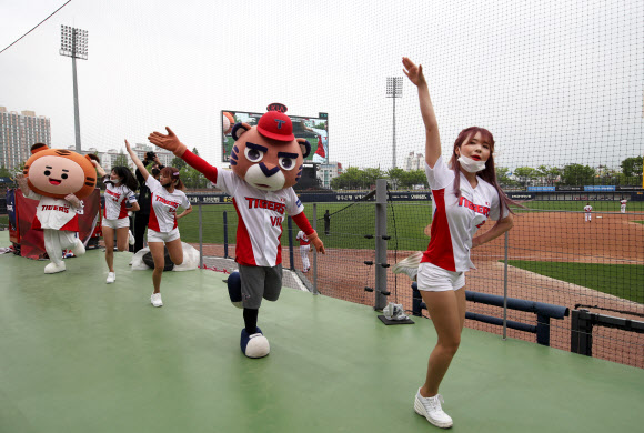 응원전 펼치는 치어리더