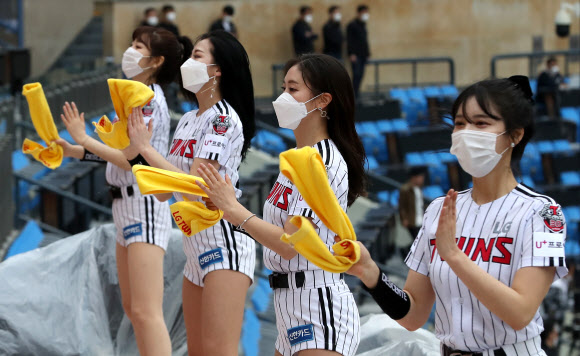 마스크 쓰고 응원