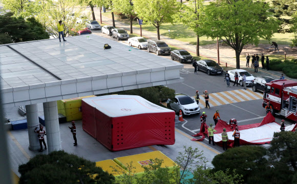 의원회관 현관 지붕 올라간 형제복지원 유가족