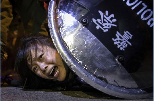 홍콩 민주화 시위가 한창이던 지난해 9월 2일 몽콕 경찰서 부근에서 한 시위자가 경찰에 체포되고 있다. 로이터는 홍콩 시위 현장을 보도한 일련의 사진으로 퓰리처상 속보 사진 부문 수상자로 선정됐다.