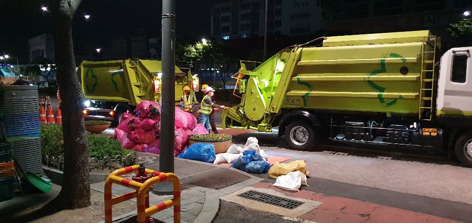 성남시는 오는 7월부터 청소대행 업체 환경미화원의 생활폐기물 수거 작업 시간을 주간 시간대로 전환해 운영한다.사진은 관내 청소대행 업체인 두림의 환경미화원들이 생활폐기물 수거 작업을 하는 장면. 성남시 제공