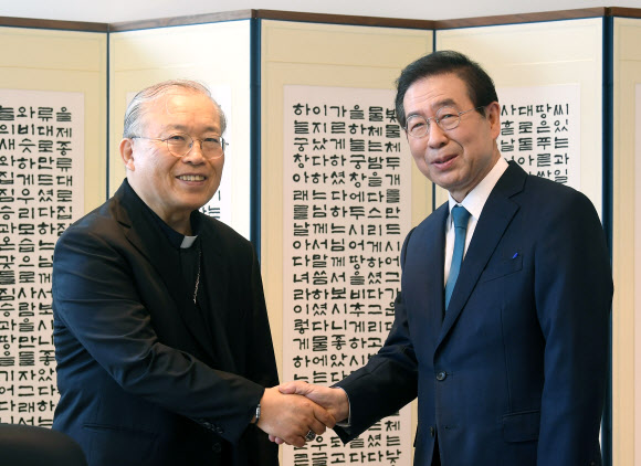 악수하는 염수정 추기경-박원순 서울시장