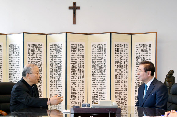 대화 나누는 염수정 추기경-박원순 서울시장