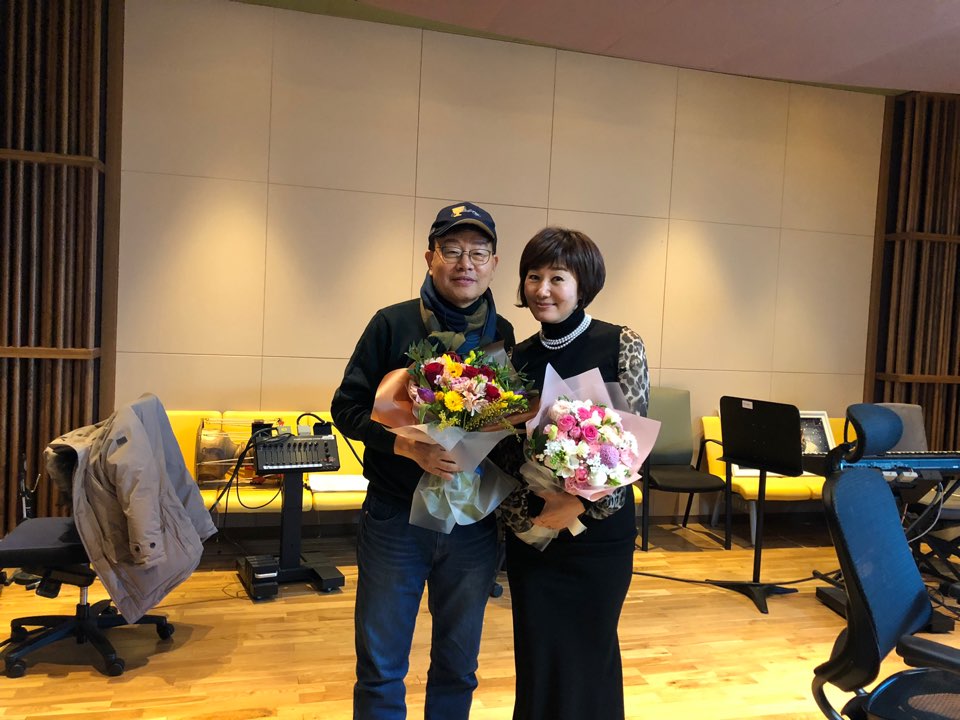 지난해 1월 강석(왼쪽)과 김혜영이 함께 싱글벙글쇼를 진행한지 32주년을 맞아 기념사진을 찍은 모습. MBC 싱글벙글쇼 홈페이지 