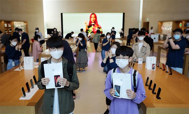 ‘아이폰SE 첫번째로 구입했어요’