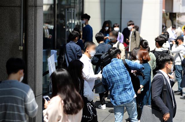 북적이는 애플스토어 ‘4년만에 아이폰SE 출시’