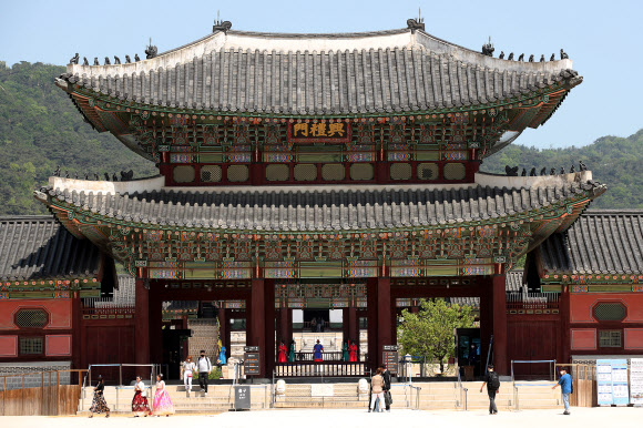 관람객 오가는 경복궁