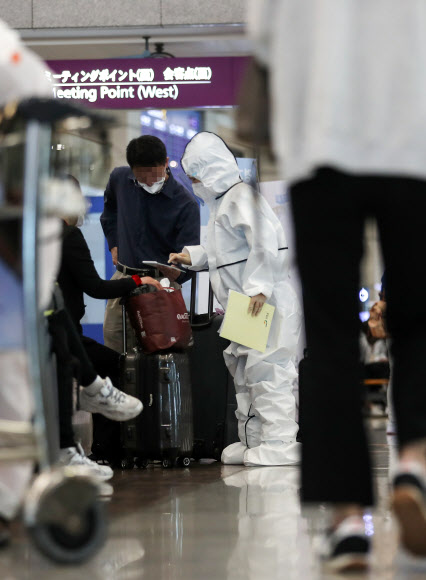 분주한 인천공항 해외입국자 전용대기소