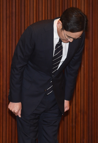이재용 삼성전자 부회장이 6일 오후 서울 서초구 삼성전자 서초사옥에서 경영권 승계 관련 대국민 사과를 하고 있다. 2020. 5. 6 정연호 기자tpgod@seoul.co.kr