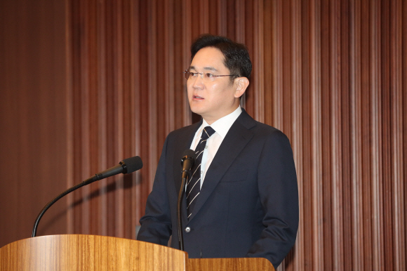 이재용 삼성전자 부회장이 6일 오후 서울 서초동 삼성사옥에서 경영권 승계 및 노동조합 문제 등과 관련해 ‘대국민 사과문’을 발표하기 앞서 고개숙여 사과하고 있다. 2020. 5. 6 정연호 기자tpgod@seoul.co.kr