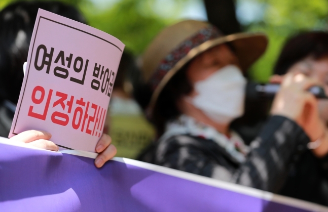 6일 부산지법 앞에서 열린 기자회견에서 발언하는 피해 여성. 연합뉴스