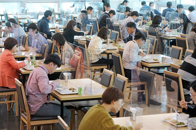 ‘식사 중에 계속되는 거리두기’