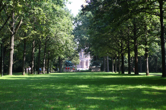 공원 잔디밭 옆으로 큰 나무들이 도열한 티어가르텐 공원. 베를린에서 가장 크고 오래된 공원으로 ‘베를린의 녹색 심장’이라 불린다.
