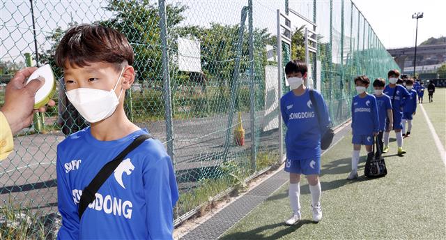 축구하기 전에 열 먼저 재요