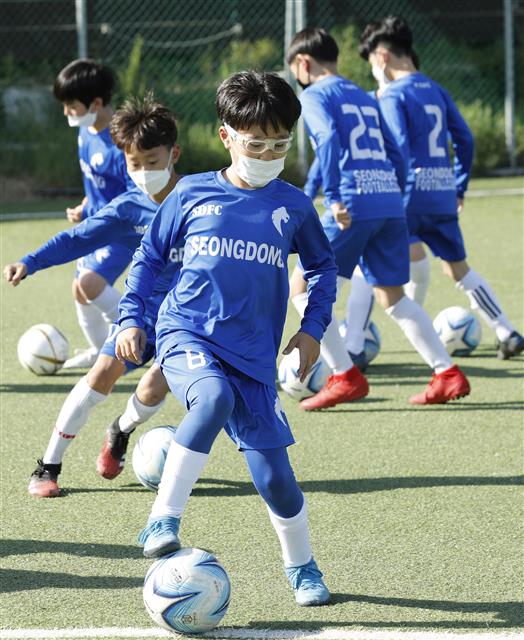 마스크 쓰고 축구하는 어린이들