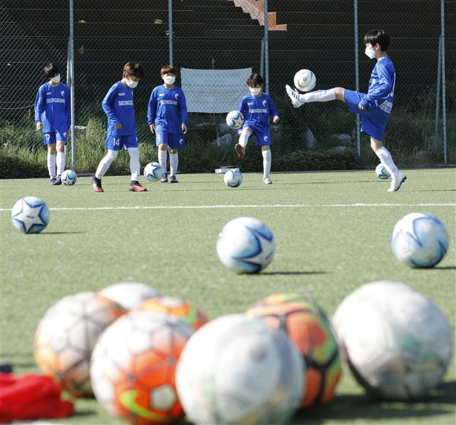 생활 속 거리두기 시작 ‘다시 찾은 축구장’