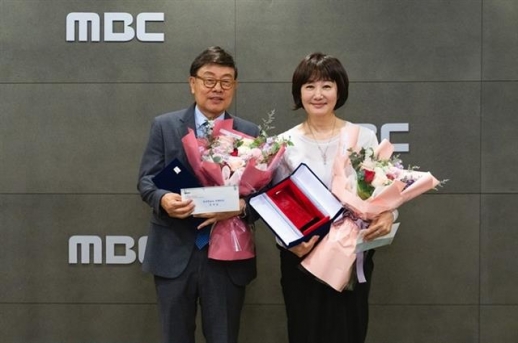 33년간 MBC 대표 라디오 프로그램 ‘싱글벙글쇼’에서 호흡을 맞춰 온 강석(왼쪽)과 김혜영이 6일 감사패를 받고 환하게 웃고 있다. 단일 프로그램 최장수 진행자로 서민들과 함께 웃고 울었던 두 사람은 “영원히 식구로 남겠다”며 청취자들에게 고마운 마음을 전했다.<br>MBC 제공