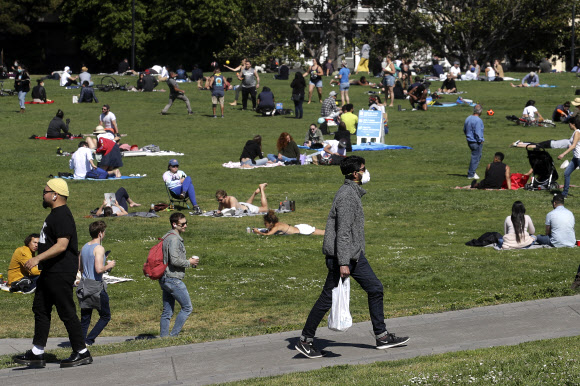 코로나19에도 공원 나온 미국 샌프란시스코 시민들