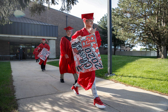졸업생들이 6일(현지시간) 일리노이 주 브래들리에서 졸업식에서 졸업장을 가져와 브래들리-버보니스 커뮤니티 고등학교를 떠나고 있다. AFP 연합뉴스