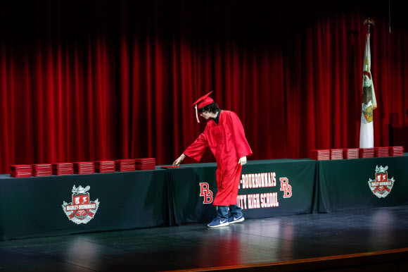 한 졸업생이 6일(현지시간) 미국 일리노이주 브래들리에서 브래들리-버보니스 커뮤니티 고등학교 졸업식에서 졸업장을 가져가고 있다. AFP 연합뉴스