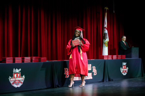 한 졸업생이 6일(현지시간) 미국 일리노이주 브래들리에서 브래들리-버보니스 커뮤니티 고등학교 졸업식에서 졸업장을 들고 미소짓고 있다. AFP 연합뉴스