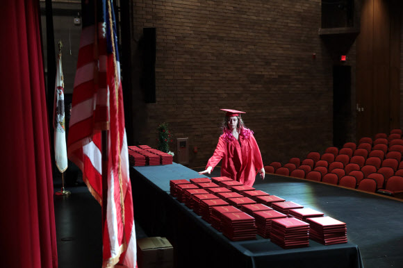 한 졸업생이 6일(현지시간) 미국 일리노이주 브래들리에서 브래들리-버보니스 커뮤니티 고등학교 졸업식에서 졸업장을 가져가고 있다. 게티/AFP 연합뉴스