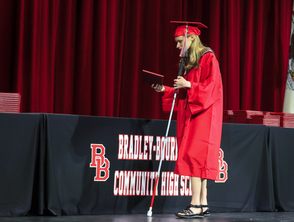 한 졸업생이 6일(현지시간) 미국 일리노이주 브래들리에서 브래들리-버보니스 커뮤니티 고등학교 졸업식에서 졸업장을 들고 있다. EPA 연합뉴스