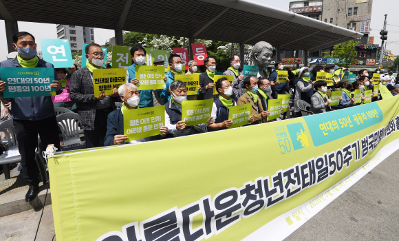 7일 서울 평화시장 앞 전태일다리에서 열린 아름다운청년전태일50주기 범국민행사위원회 출범식에서 김동명 한국노총 위원장과 김명환 민주노총 위원장을 비롯한 참석자들이 전태일 열사를 추모하는 손피켓을 들고 있다. 2020.5.7 오장환 기자 5zzang@seoul.co.kr