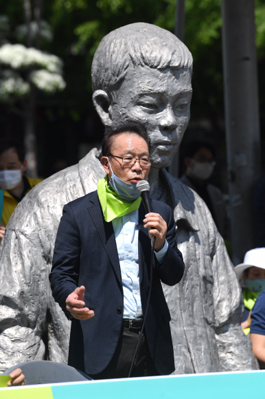 7일 서울 평화시장 앞 전태일다리에서 열린 아름다운청년전태일50주기 범국민행사위원회 출범식에서 전태일 열사의 옛 동료인 임현재 씨가 발언을 하고 있다. 2020.5.7 오장환 기자 5zzang@seoul.co.kr