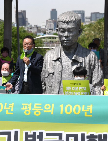 7일 서울 평화시장 앞 전태일다리에서 열린 아름다운청년전태일50주기 범국민행사위원회 출범식에서 전태일 열사의 옛 동료인 임현재 씨가 발언을 하고 있다. 2020.5.7 오장환 기자 5zzang@seoul.co.kr