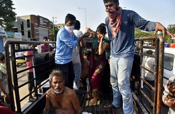 인도 남부의 LG화학 관련 공장에서 7일(현지시간) 가스 유출 사고가 발생한 가운데 주민들이 트럭을 타고 대피 중이다. AP통신