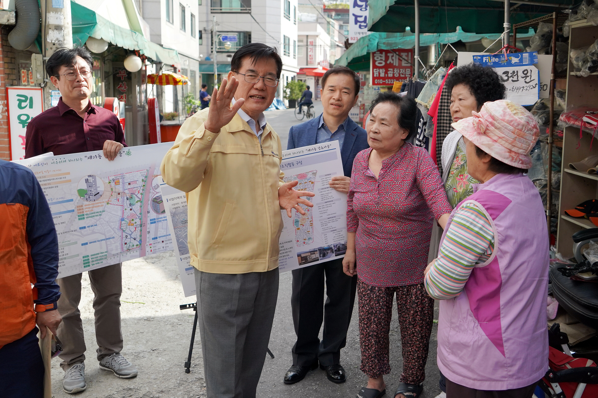 유덕열(가운데)동대문구청장이 서울 제기동 감초마을 주민들에게 주택개량 지원사업에 대해 설명하고 있다.  동대문구 제공 