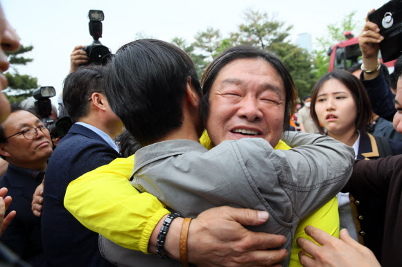 고공 농성 마친 형제복지원 피해자 최승우씨