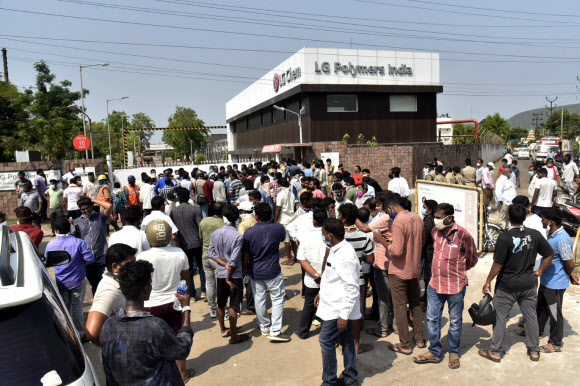 인도 남부 안드라프라데시주 비샤카파트남의 LG폴리머스인디아 공장에서 가스 유출 사고가 발생한 7일(현지시간) 인근 주민들이 공장 앞으로 모여들고 있다.  비샤카파트남 AP