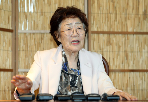 일본군 위안부 피해 생존자인 이용수 할머니가 7일 대구 남구 한 찻집에서 기자회견을 열고 “수요집회를 없애야 한다”며 위안부 관련 단체인 정의기억연대와 윤미향 전 정의기억연대 이사장을 비판했다. 대구 연합뉴스