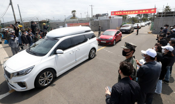 훈련소 빠져나가는 손흥민 탑승 차량